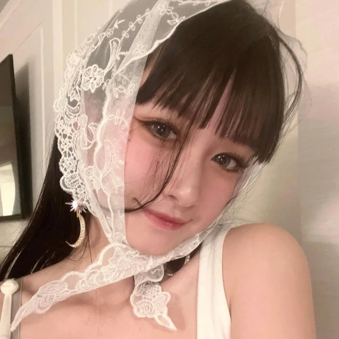 戴金色面具的男子